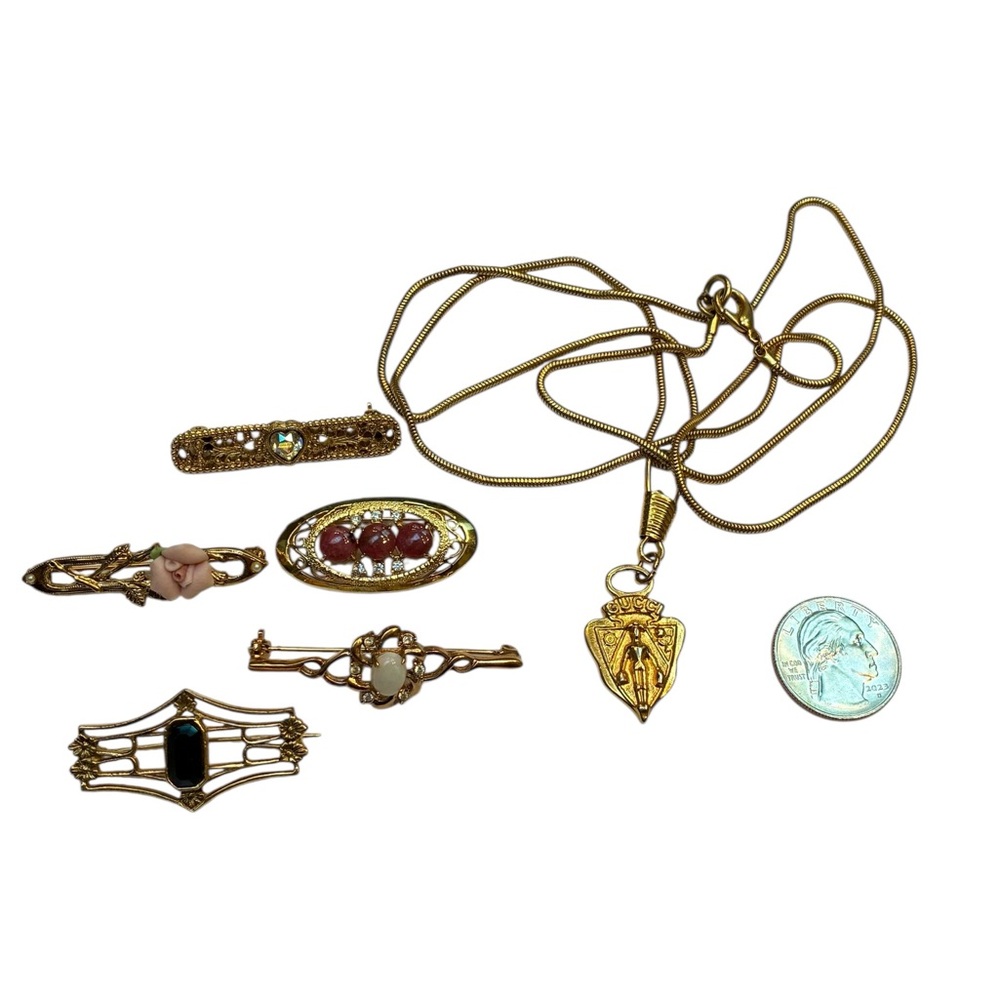 5 pins & Gucci Keychain pendant